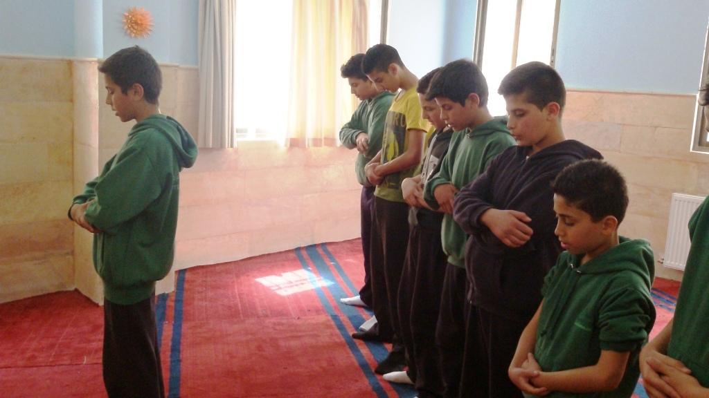 صلاة الظهر جماعة في مدارس الدرة الشريفة