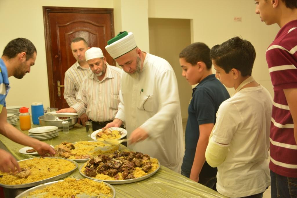 مأدبة إفطار الشيخ حسني الشريف لأطفال المثابة وشباب الملتقى